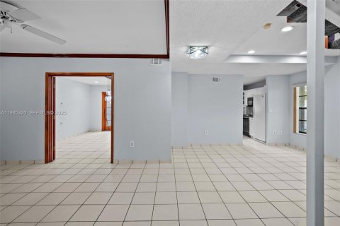 Casa en venta en Miami, Florida, 4 dormitorios, 207.36 m2 № 1993660 - foto 6