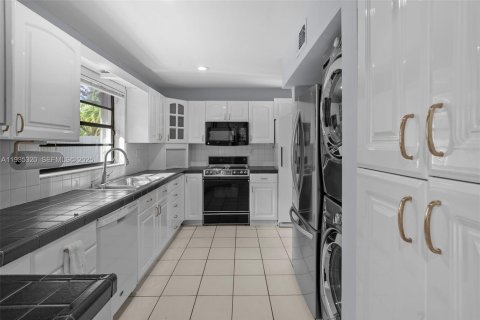 Casa en venta en Miami, Florida, 4 dormitorios, 207.36 m2 № 1993660 - foto 9