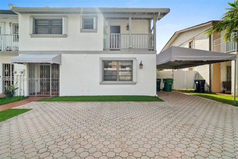 Casa en venta en Miami, Florida, 4 dormitorios, 207.36 m2 № 1993660 - foto 1