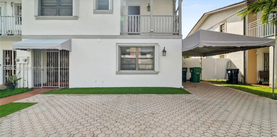 Casa en Miami, Florida 4 dormitorios, 207.36 m2 № 1993660