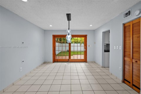 Casa en venta en Miami, Florida, 4 dormitorios, 207.36 m2 № 1993660 - foto 5