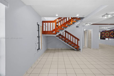 Casa en venta en Miami, Florida, 4 dormitorios, 207.36 m2 № 1993660 - foto 8