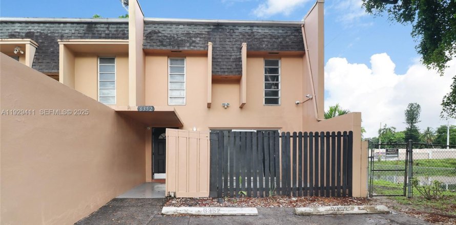 Condo à North Lauderdale, Floride, 4 chambres  № 1988967