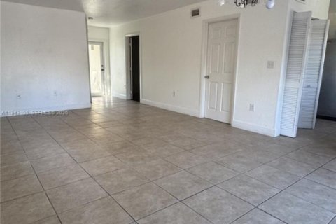 Снять в аренду виллу или дом в Хомстед, Флорида 3 спальни, 148.36м2, № 2004879 - фото 2