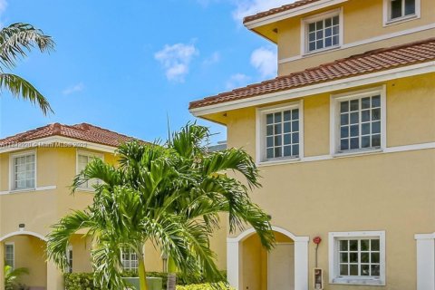 Condominio en North Miami Beach, Florida, 3 dormitorios  № 1981527