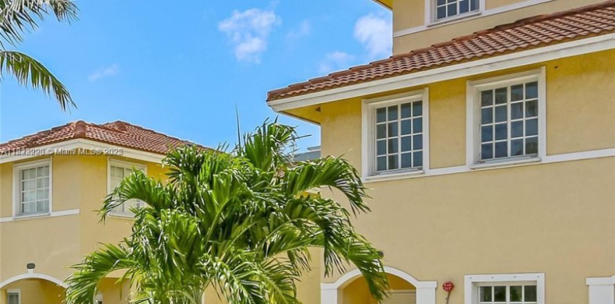 Condominio en North Miami Beach, Florida, 3 dormitorios  № 1981527