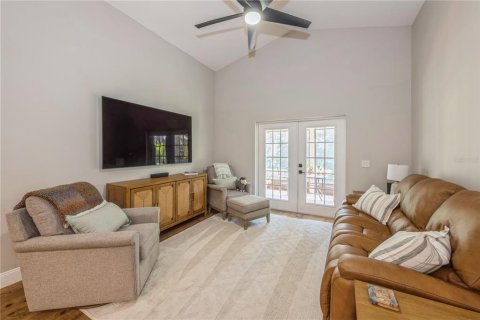 House in Sorrento, Florida 4 bedrooms, 175.96 sq.m. № 1873441 - photo 7