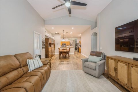 House in Sorrento, Florida 4 bedrooms, 175.96 sq.m. № 1873441 - photo 8