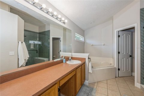House in Sorrento, Florida 4 bedrooms, 175.96 sq.m. № 1873441 - photo 12