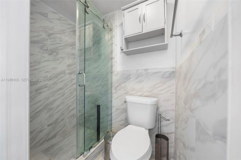 House in Dania Beach, Florida 3 bedrooms, 135.64 sq.m. № 1999949 - photo 11