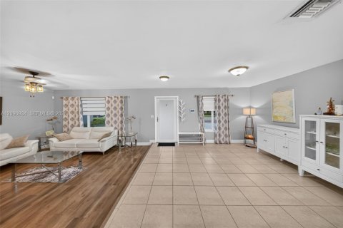 House in Cutler Bay, Florida 4 bedrooms, 179.58 sq.m. № 2394487 - photo 24