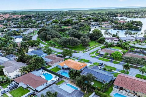 House in Cutler Bay, Florida 4 bedrooms, 179.58 sq.m. № 2394487 - photo 9