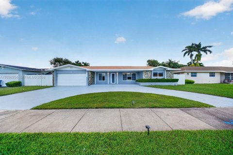 House in Cutler Bay, Florida 4 bedrooms, 179.58 sq.m. № 2394487 - photo 10