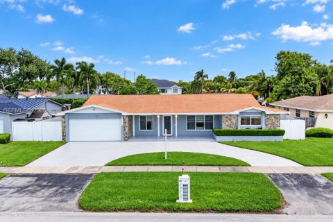 House in Cutler Bay, Florida 4 bedrooms, 179.58 sq.m. № 2394487