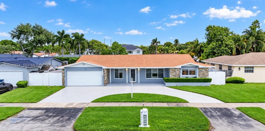 House in Cutler Bay, Florida 4 bedrooms, 179.58 sq.m. № 2394487