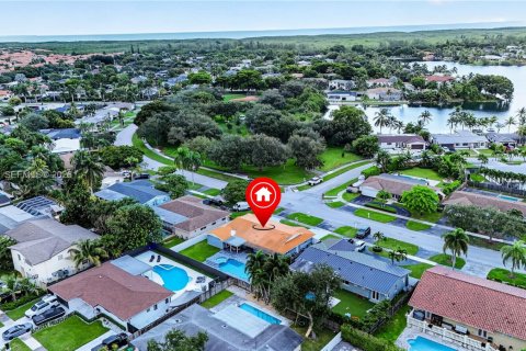 House in Cutler Bay, Florida 4 bedrooms, 179.58 sq.m. № 2394487 - photo 8