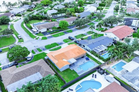 House in Cutler Bay, Florida 4 bedrooms, 179.58 sq.m. № 2394487 - photo 7