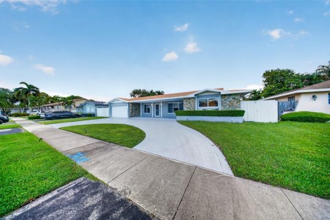 House in Cutler Bay, Florida 4 bedrooms, 179.58 sq.m. № 2394487 - photo 11