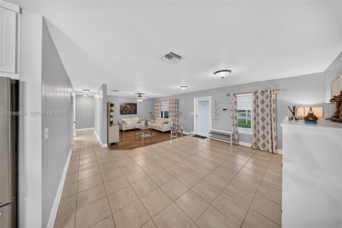 House in Cutler Bay, Florida 4 bedrooms, 179.58 sq.m. № 2394487 - photo 23