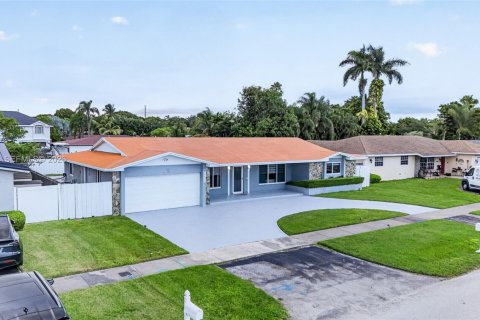 House in Cutler Bay, Florida 4 bedrooms, 179.58 sq.m. № 2394487 - photo 2