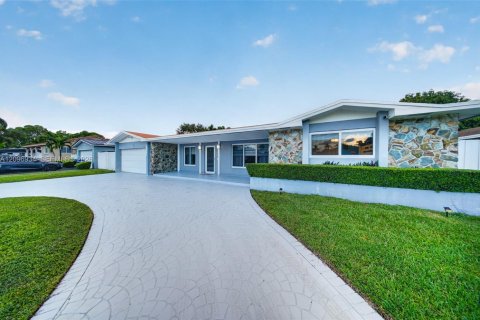 House in Cutler Bay, Florida 4 bedrooms, 179.58 sq.m. № 2394487 - photo 13