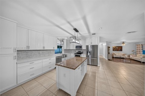 House in Cutler Bay, Florida 4 bedrooms, 179.58 sq.m. № 2394487 - photo 28