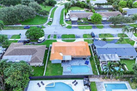 House in Cutler Bay, Florida 4 bedrooms, 179.58 sq.m. № 2394487 - photo 6