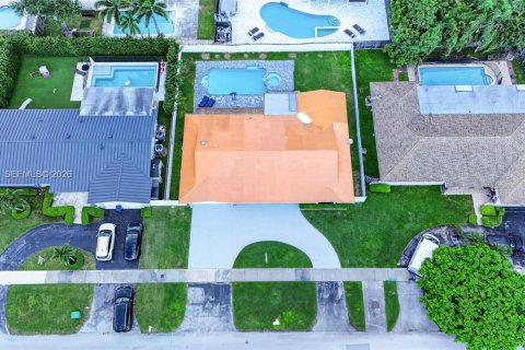 House in Cutler Bay, Florida 4 bedrooms, 179.58 sq.m. № 2394487 - photo 4