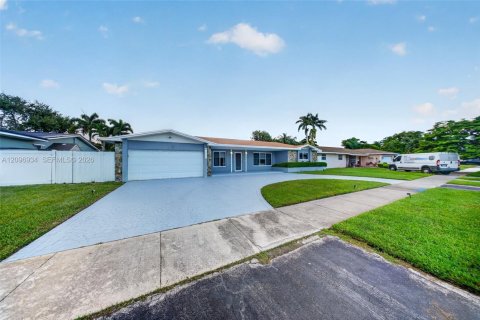 House in Cutler Bay, Florida 4 bedrooms, 179.58 sq.m. № 2394487 - photo 12