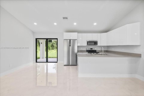 House in Lehigh Acres, Florida 3 bedrooms, 115.11 sq.m. № 1927598 - photo 19