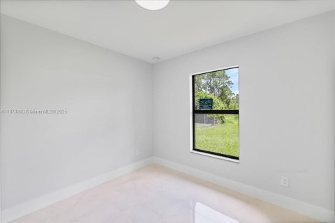 House in Lehigh Acres, Florida 3 bedrooms, 115.11 sq.m. № 1927598 - photo 28