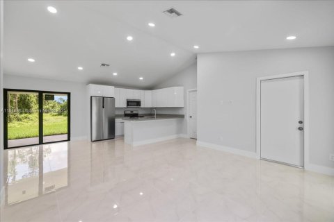 House in Lehigh Acres, Florida 3 bedrooms, 115.11 sq.m. № 1927598 - photo 11