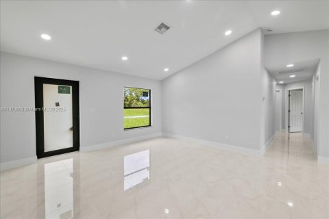 House in Lehigh Acres, Florida 3 bedrooms, 115.11 sq.m. № 1927598 - photo 21
