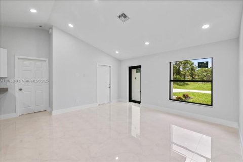 House in Lehigh Acres, Florida 3 bedrooms, 115.11 sq.m. № 1927598 - photo 22