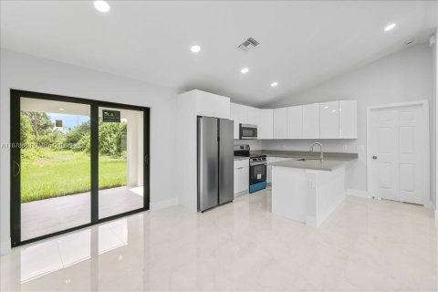 House in Lehigh Acres, Florida 3 bedrooms, 115.11 sq.m. № 1927598 - photo 13