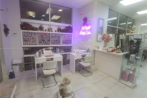 Commercial property in Miami, Florida № 1997902 - photo 7