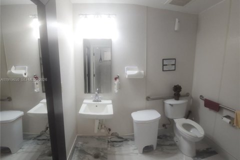 Commercial property in Miami, Florida № 1997902 - photo 12