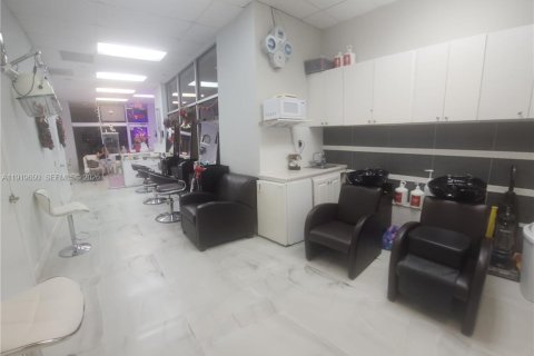 Commercial property in Miami, Florida № 1997902 - photo 10