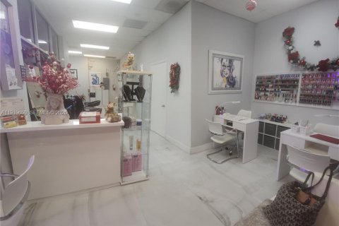 Commercial property in Miami, Florida № 1997902 - photo 9