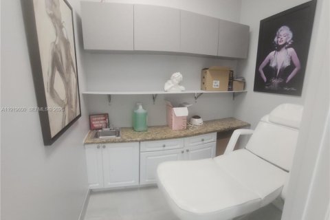 Commercial property in Miami, Florida № 1997902 - photo 19