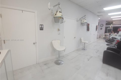 Commercial property in Miami, Florida № 1997902 - photo 4