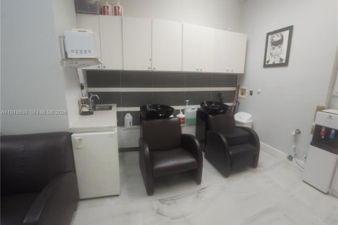 Commercial property in Miami, Florida № 1997902 - photo 6