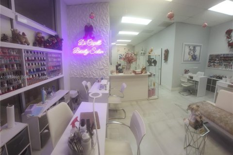 Commercial property in Miami, Florida № 1997902 - photo 13