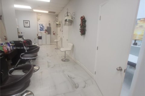 Commercial property in Miami, Florida № 1997902 - photo 17