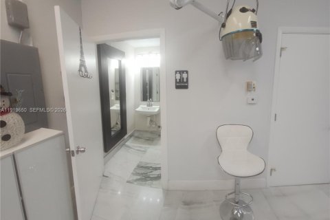 Commercial property in Miami, Florida № 1997902 - photo 11