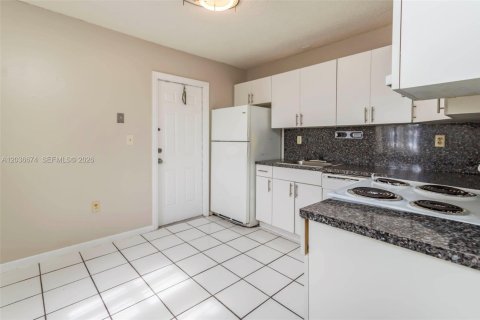 Casa en alquiler en Hollywood, Florida, 2 dormitorios, 201.6 m2 № 2085012 - foto 6