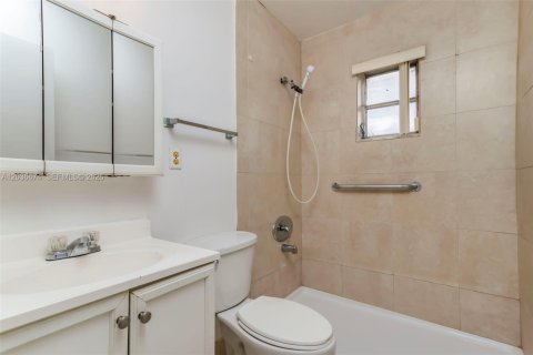 Casa en alquiler en Hollywood, Florida, 2 dormitorios, 201.6 m2 № 2085012 - foto 12