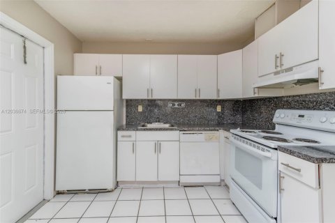 Casa en alquiler en Hollywood, Florida, 2 dormitorios, 201.6 m2 № 2085012 - foto 4