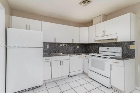 Casa en alquiler en Hollywood, Florida, 2 dormitorios, 201.6 m2 № 2085012 - foto 5