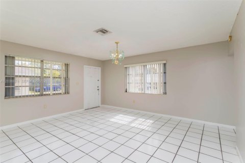 Casa en alquiler en Hollywood, Florida, 2 dormitorios, 201.6 m2 № 2085012 - foto 9